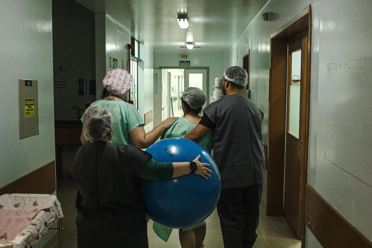 Equipe oferecendo apoio à gestante durante o trabalho de parto